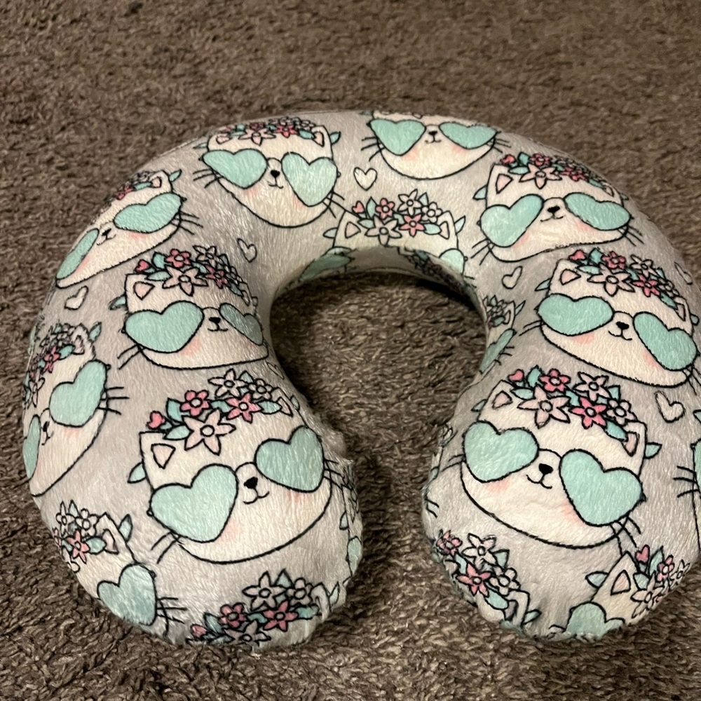Comfy neck rest for those long flights! Cute kitty pattern!
